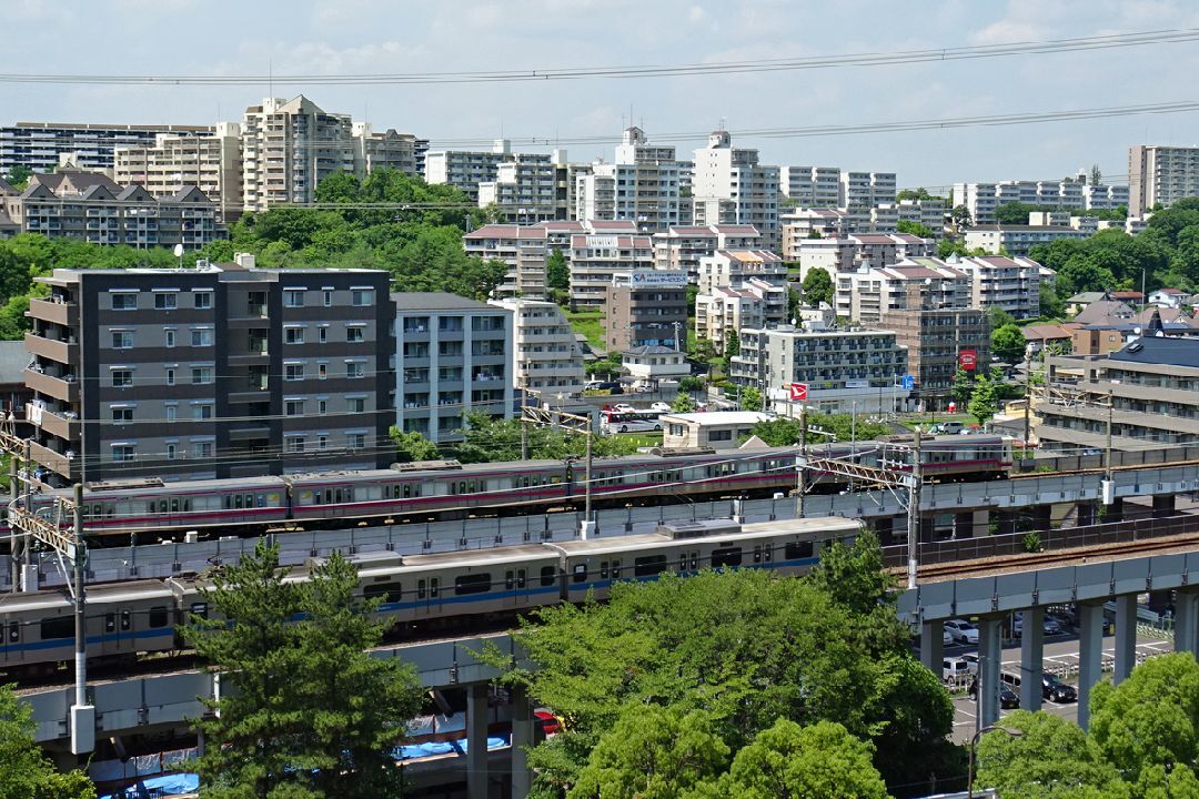 多摩ニュータウンを走る京王線と小田急線150624 by Konaine - Own work, CC BY-SA 4.0, https://commons.wikimedia.org/w/index.php?curid=41319389