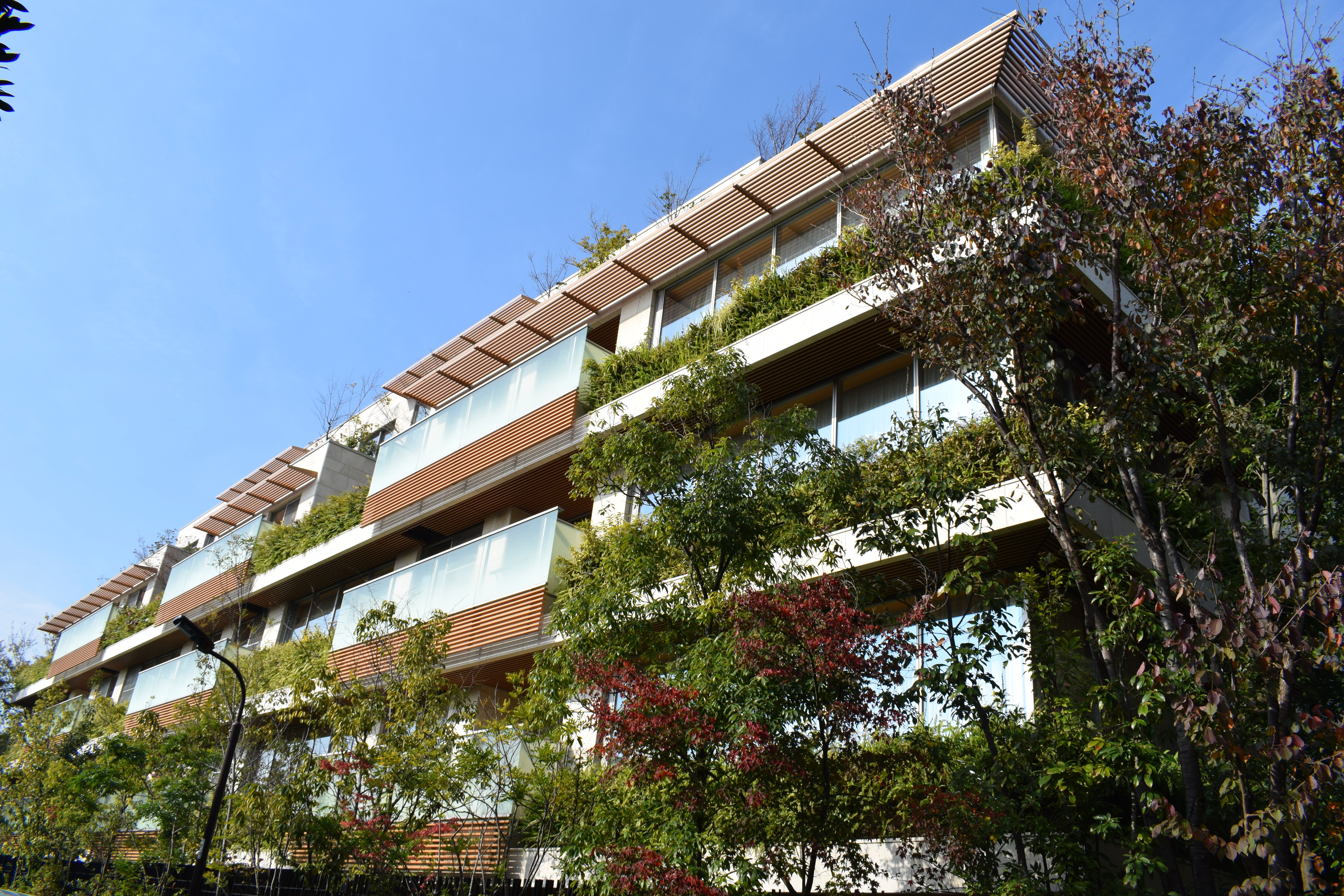Azabu Gardens East part of a luxury apartments complex by Syced - Own work, CC0, https://commons.wikimedia.org/w/index.php?curid=76330212