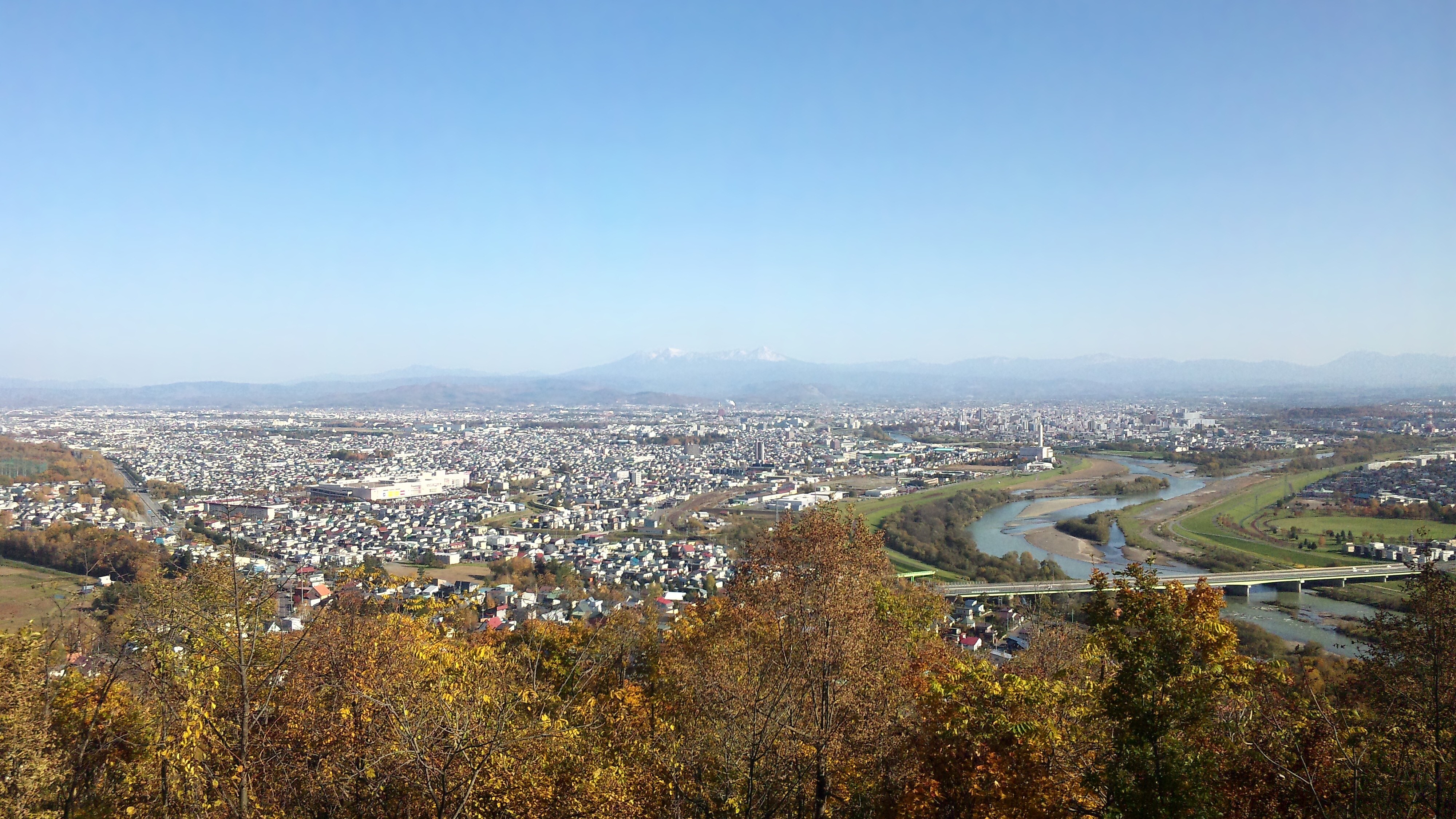 Cityscape of Asahikawa from Mt Arashiyama by Masal64 - Own work, CC0, https://commons.wikimedia.org/w/index.php?curid=53669931