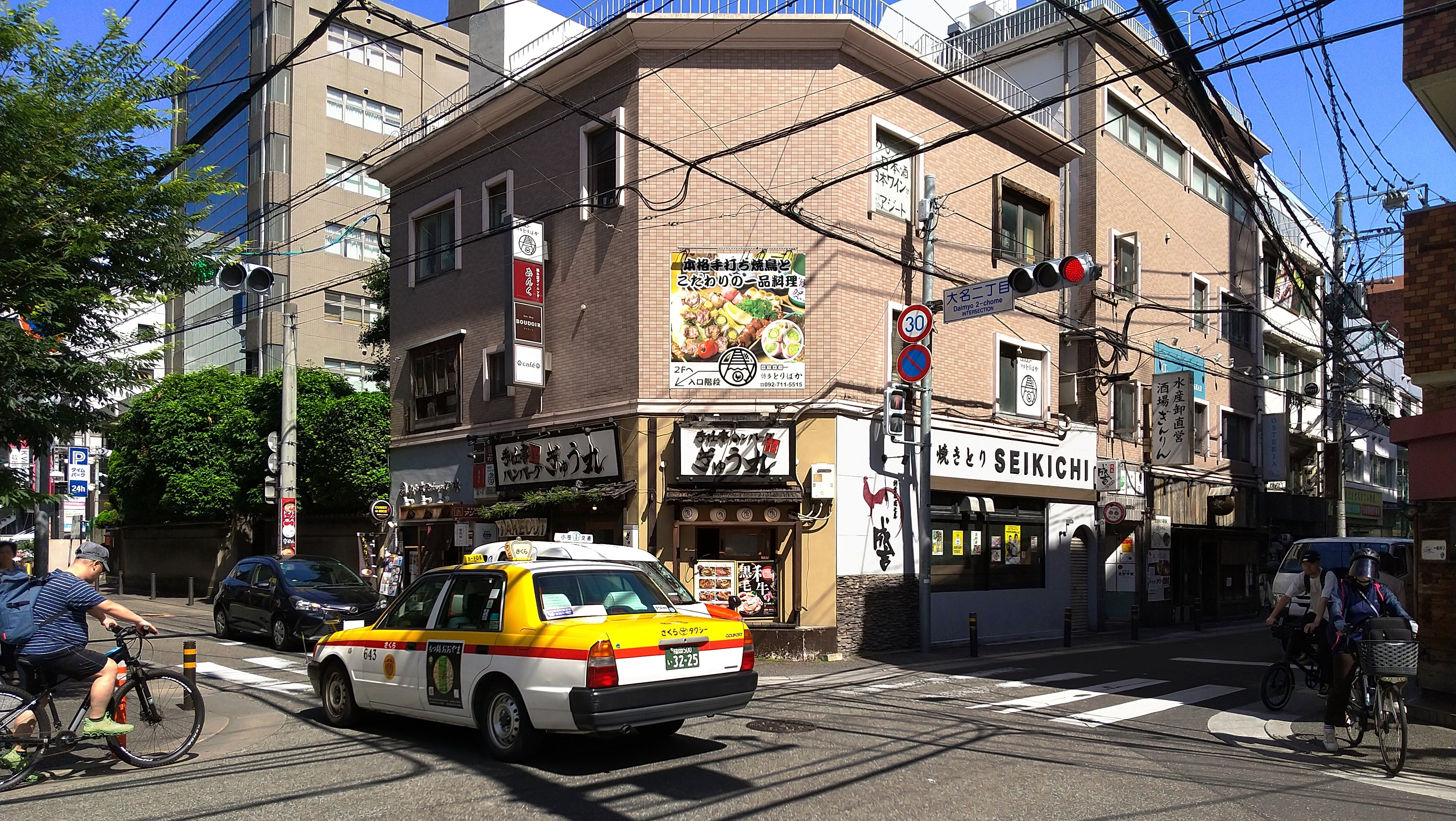 Daimyō 2 chōme INT the ESE view from the NW corner Daimyō 2 chōme Chūō ku Fukuoka by Hirho - Own work, CC BY-SA 4.0, https://commons.wikimedia.org/w/index.php?curid=168069251
