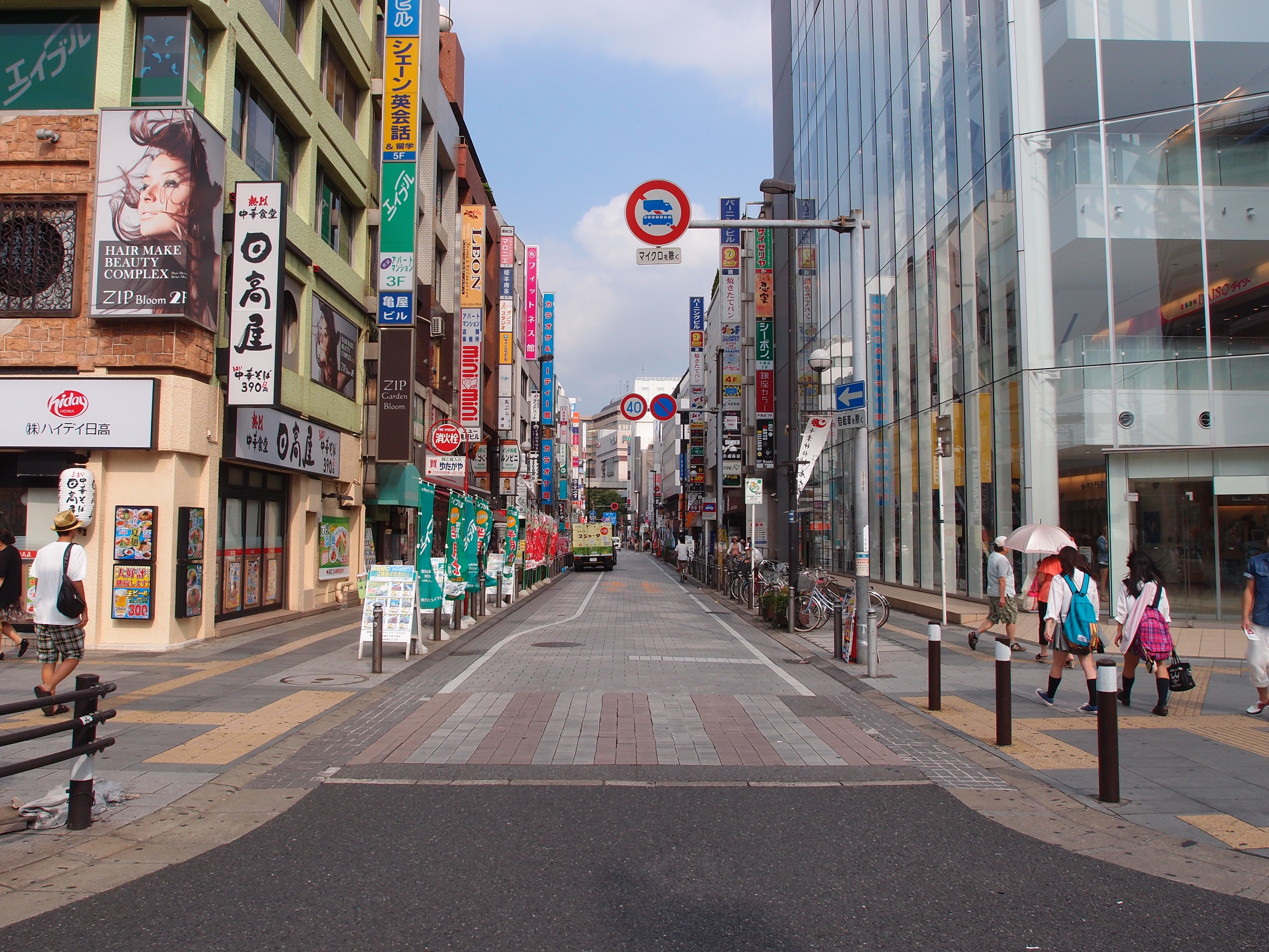 Fujimi Hon dori2013 by Guilhem Vellut, CC BY 2.0, https://commons.wikimedia.org/w/index.php?curid=130939875