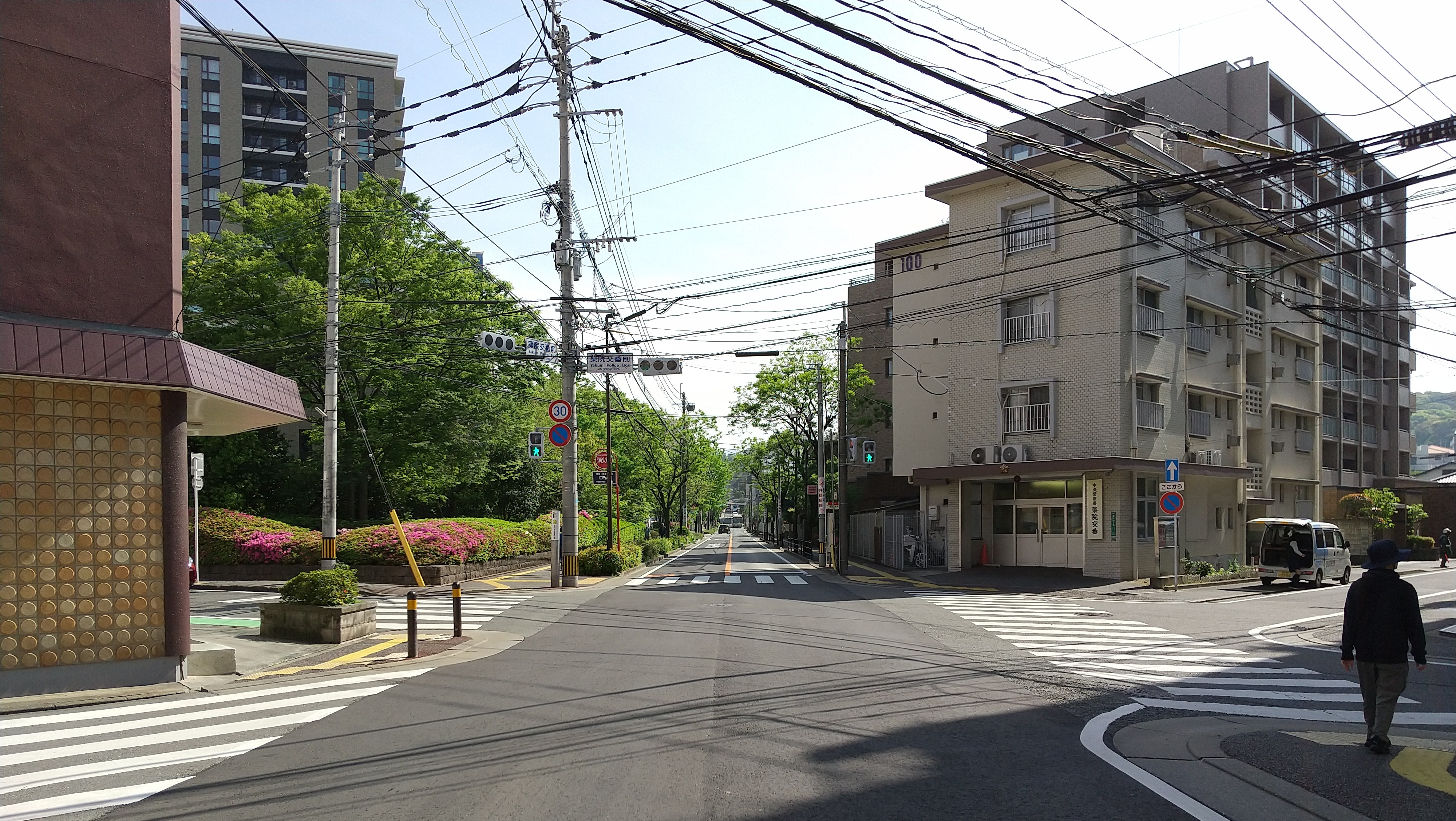 Jōsui Dōri view south southwest from Yakuin Police Box Intersection Yakuin 4 chōme Chūō ku Fukuoka City by Hirho - Own work, CC BY-SA 4.0, https://commons.wikimedia.org/w/index.php?curid=131465203