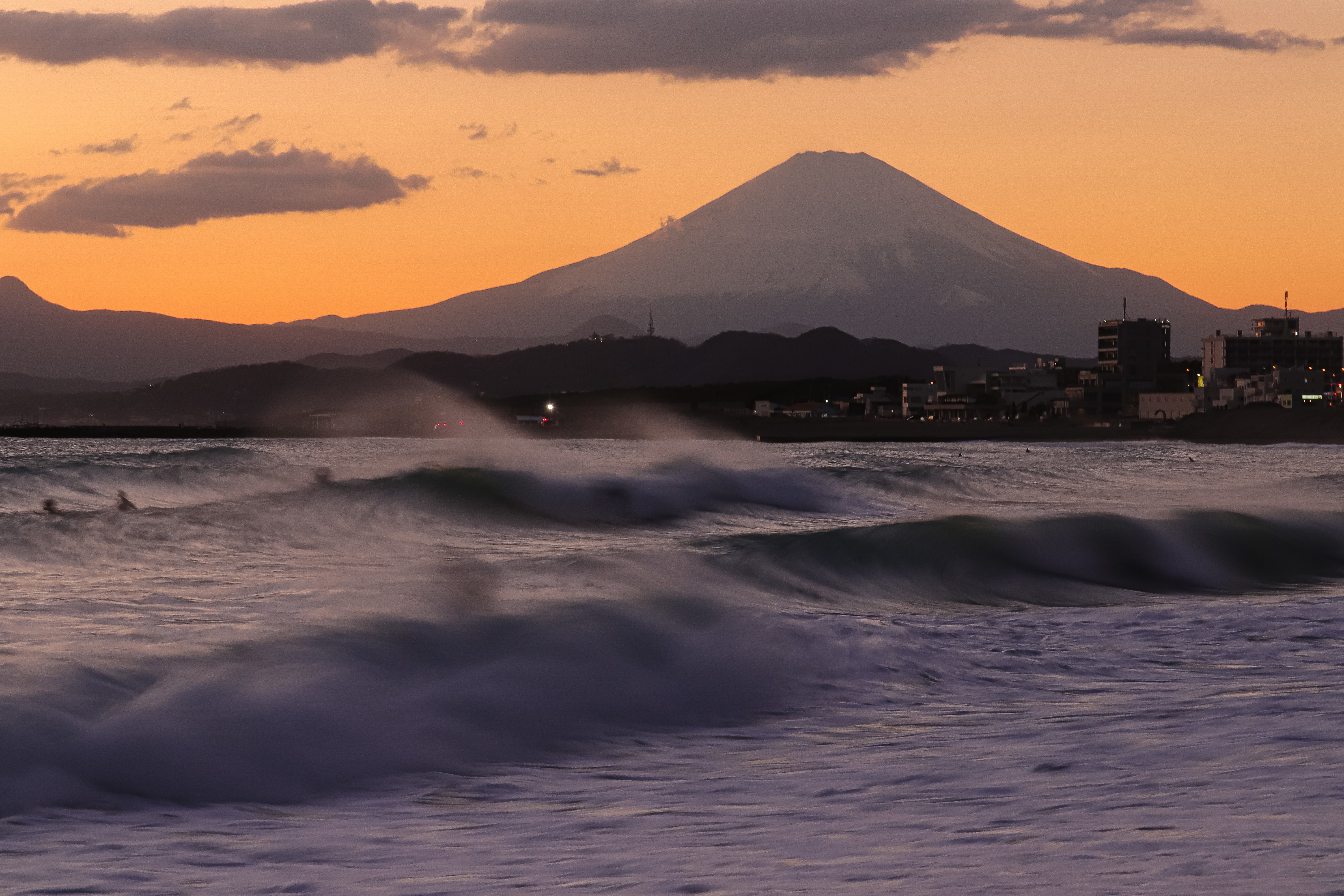 Kanagawa Mt Fuji and the sea of Chigasaki in twilight by Makoto_Lab - https://search.find47.jp/ja/i/nJvLO, CC BY 4.0, https://commons.wikimedia.org/w/index.php?curid=175248651