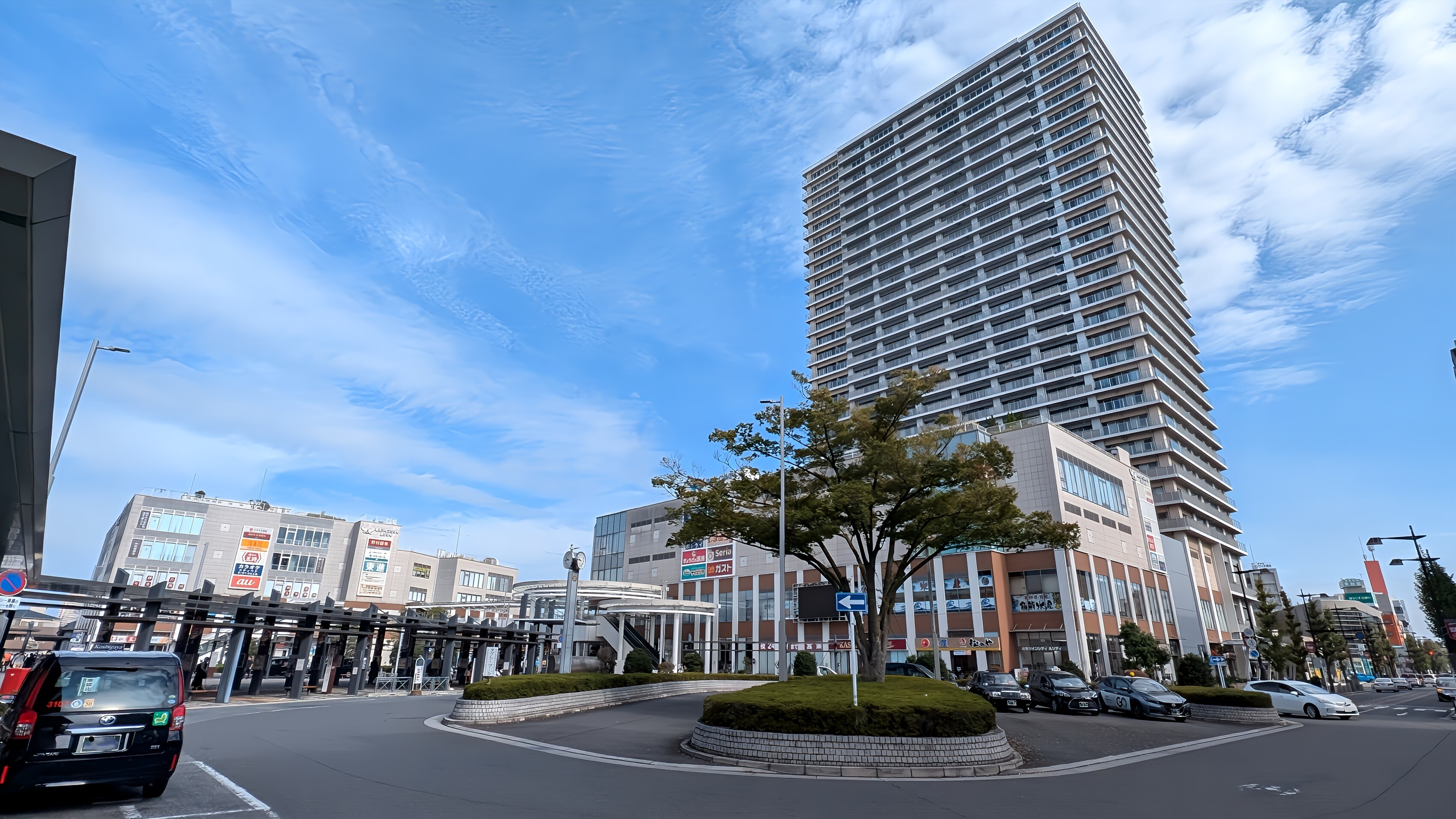Koshigaya Station East Exit Koshigaya Twincity by Souka Kinmei - Own work, CC BY 4.0, https://commons.wikimedia.org/w/index.php?curid=185538142