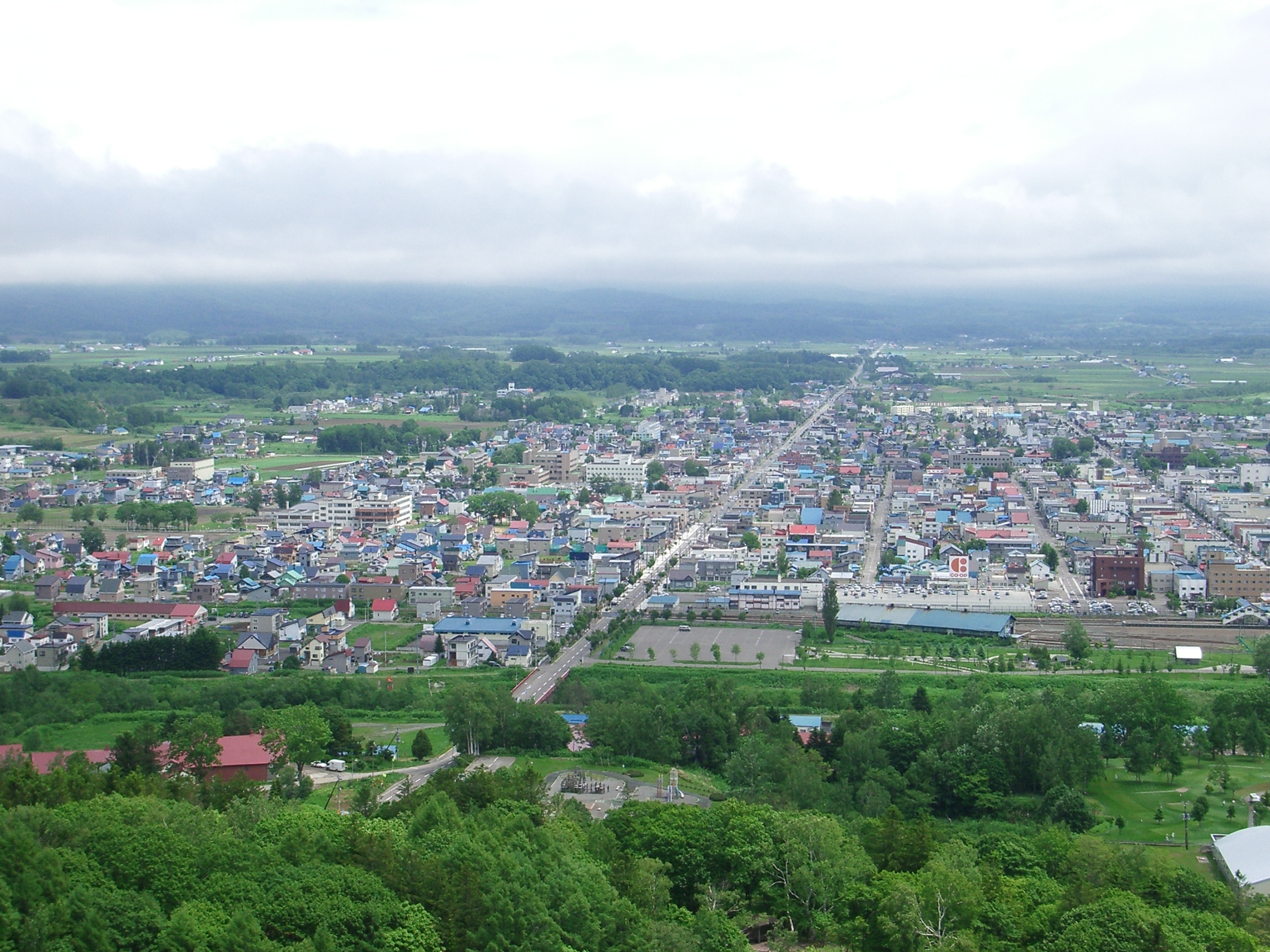 Kutchan town from Asahigaoka by Rockfender, CC BY-SA 3.0, https://commons.wikimedia.org/w/index.php?curid=3496161