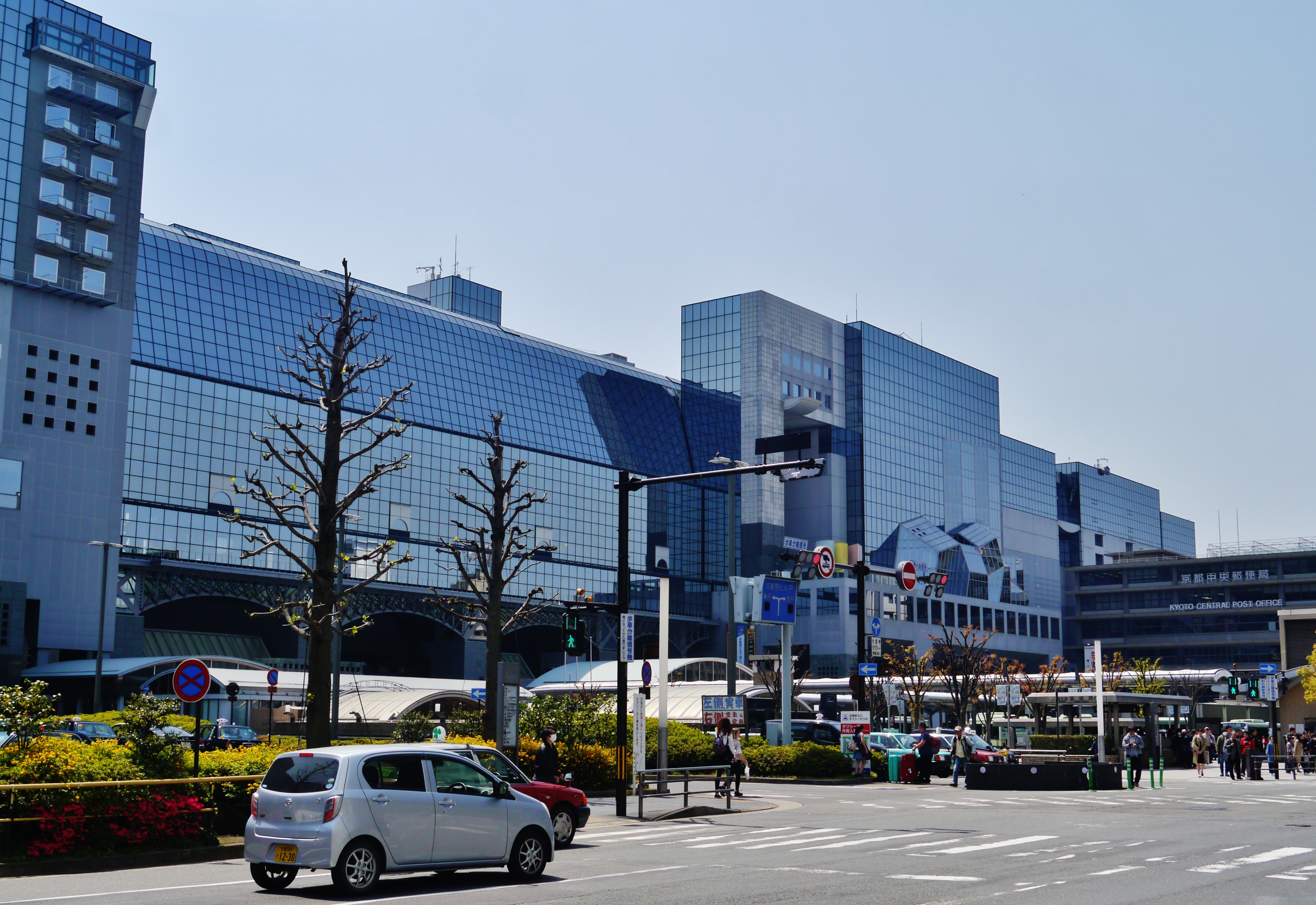 View of Kyoto Station, Kyoto (Source: Zairon from Wikipedia)