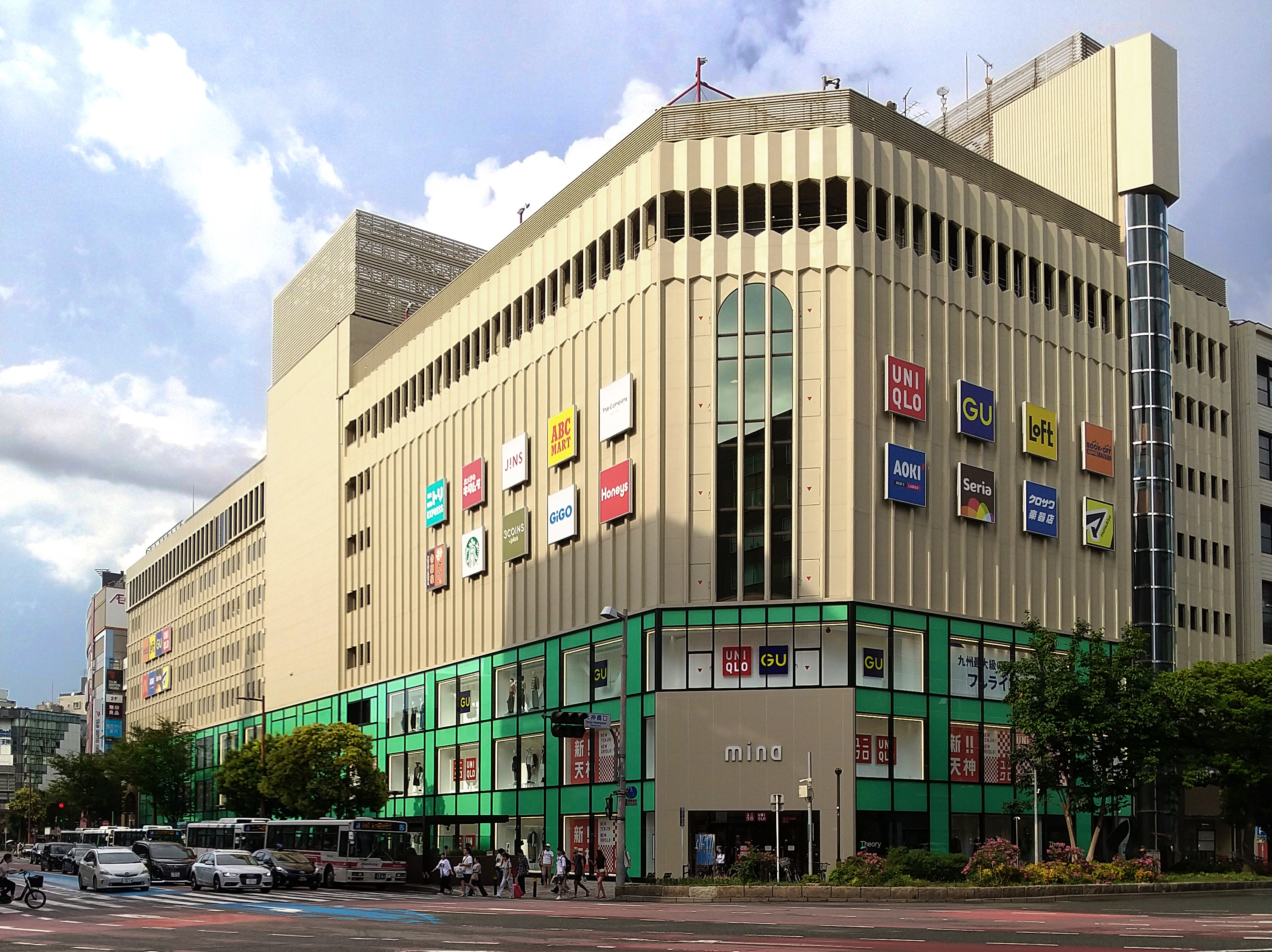 Mina Tenjin the view from Tenjin Hashiguchi Intersection Tenjin 4 chōme Chūō ku Fukuoka by Hirho - Own work, CC BY-SA 4.0, https://commons.wikimedia.org/w/index.php?curid=182787100