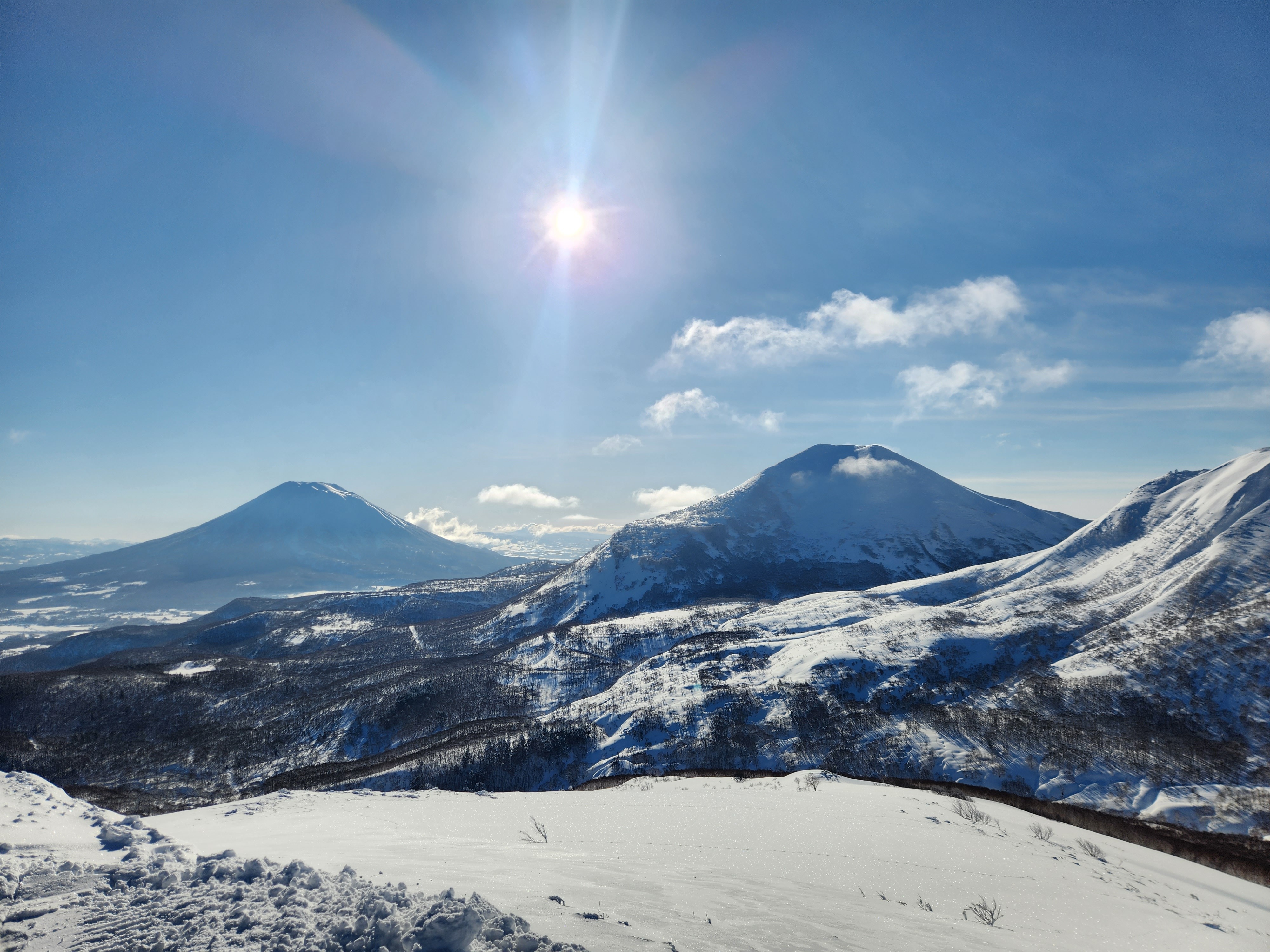 Mount Yōtei and Mount Niseko Annupuri by ShakyIsles - Own work, CC BY-SA 4.0, https://commons.wikimedia.org/w/index.php?curid=145179795