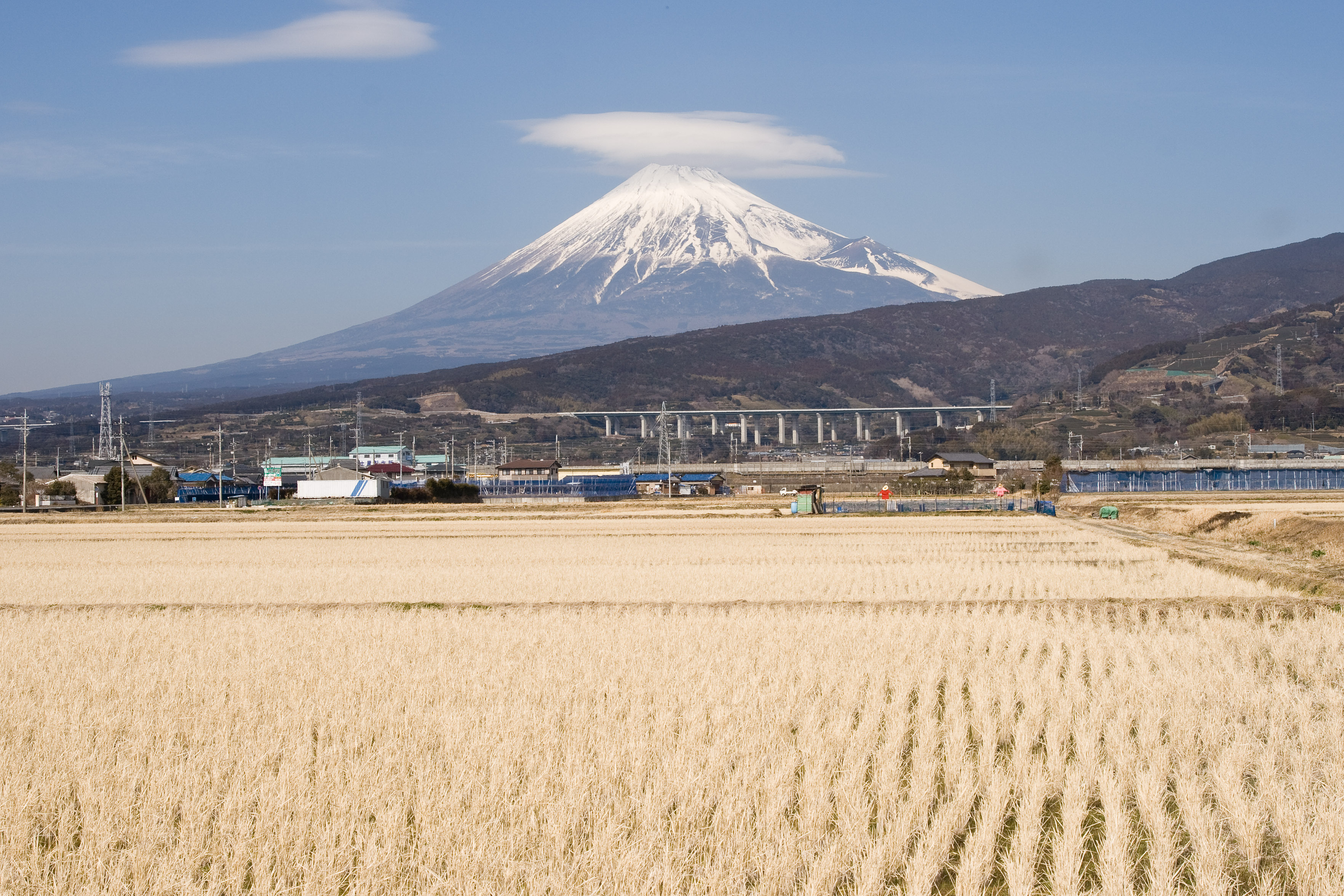 Mt Fuji from Fuji City 02 by Σ64 - Own work, CC BY 3.0, https://commons.wikimedia.org/w/index.php?curid=19927272