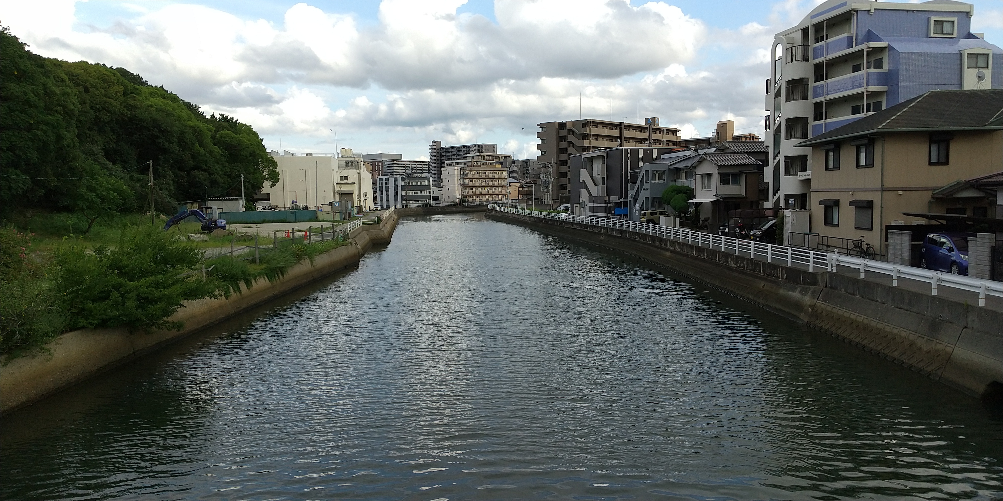 Nagara River upstreem of Kōtoku ji Bridge Meinohama Odo Nishi ku Fukuoka City  by Hirho - Own work, CC BY-SA 4.0, https://commons.wikimedia.org/w/index.php?curid=122200863