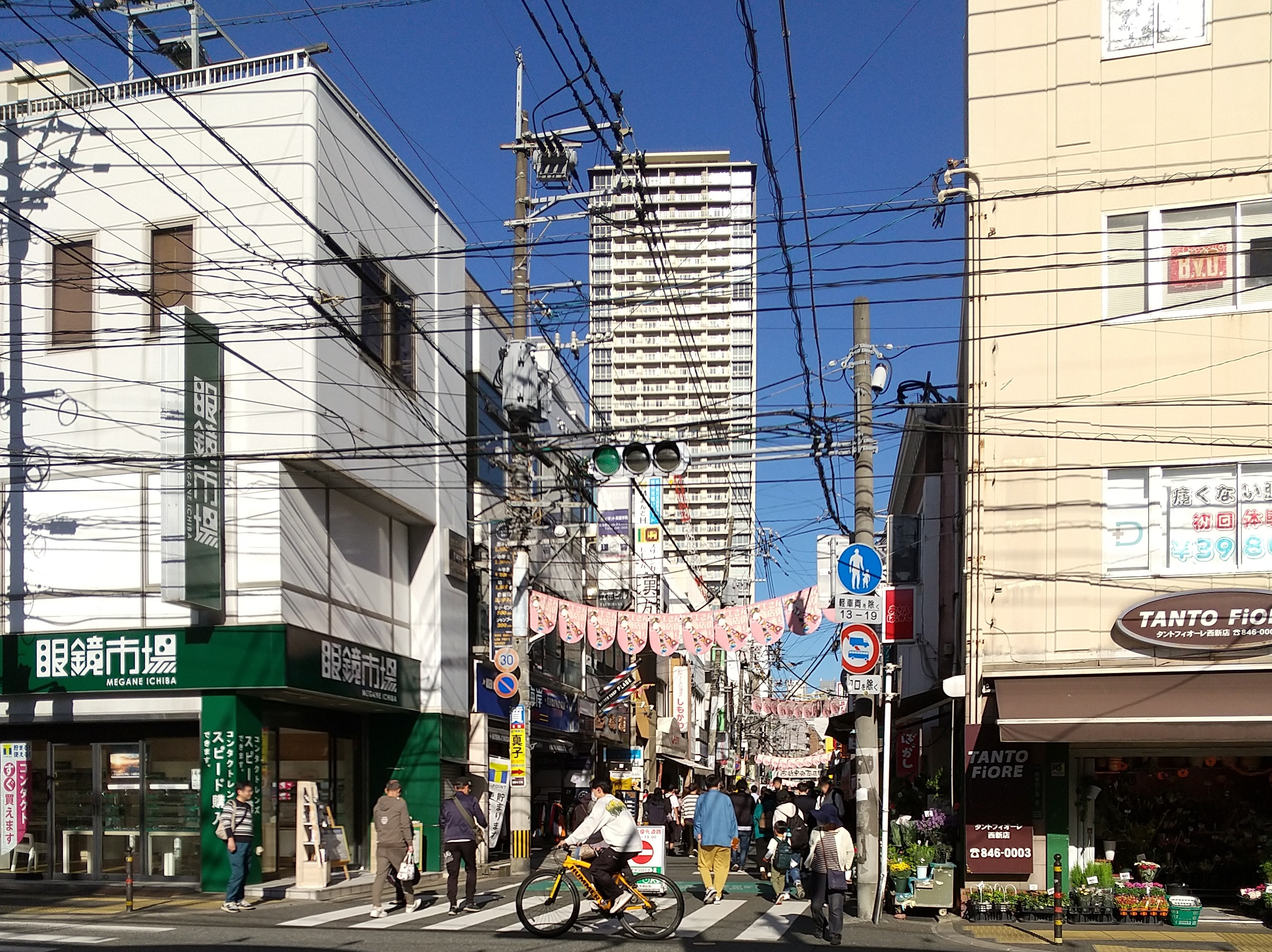 Nishijin chūō Shōtengai the view NE from Hishijin 5 chōme INT Nishijin 4 chōme Sawara ku Fukuoka by Hirho - Own work, CC BY-SA 4.0, https://commons.wikimedia.org/w/index.php?curid=144296866