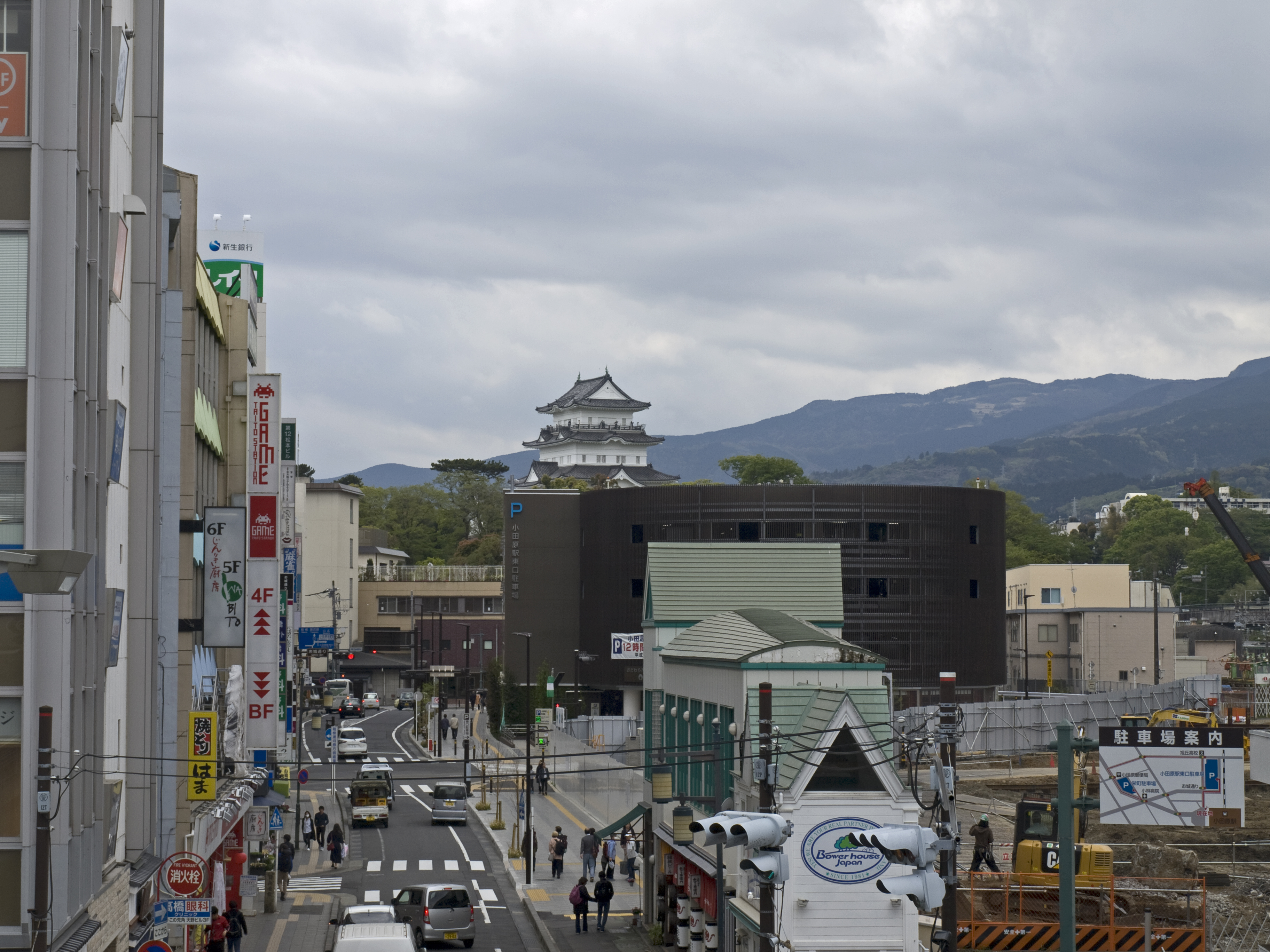 Odawara Castle Keep seen from Odawara Station by Ymblanter - Own work, CC BY-SA 4.0, https://commons.wikimedia.org/w/index.php?curid=153294740