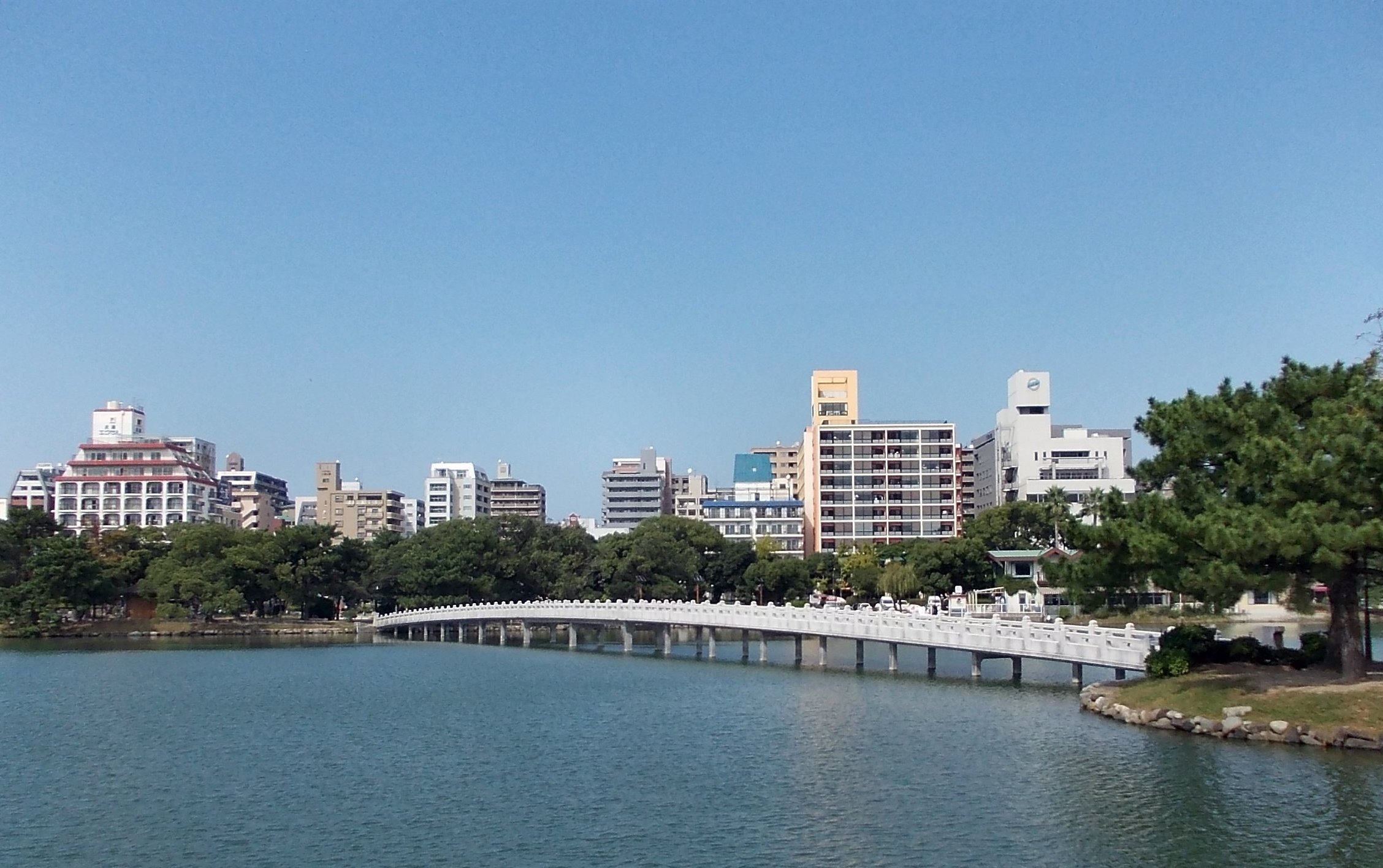 View from Ohori Park ny STA3816 - Own work, CC BY-SA 3.0, https://commons.wikimedia.org/w/index.php?curid=16899217