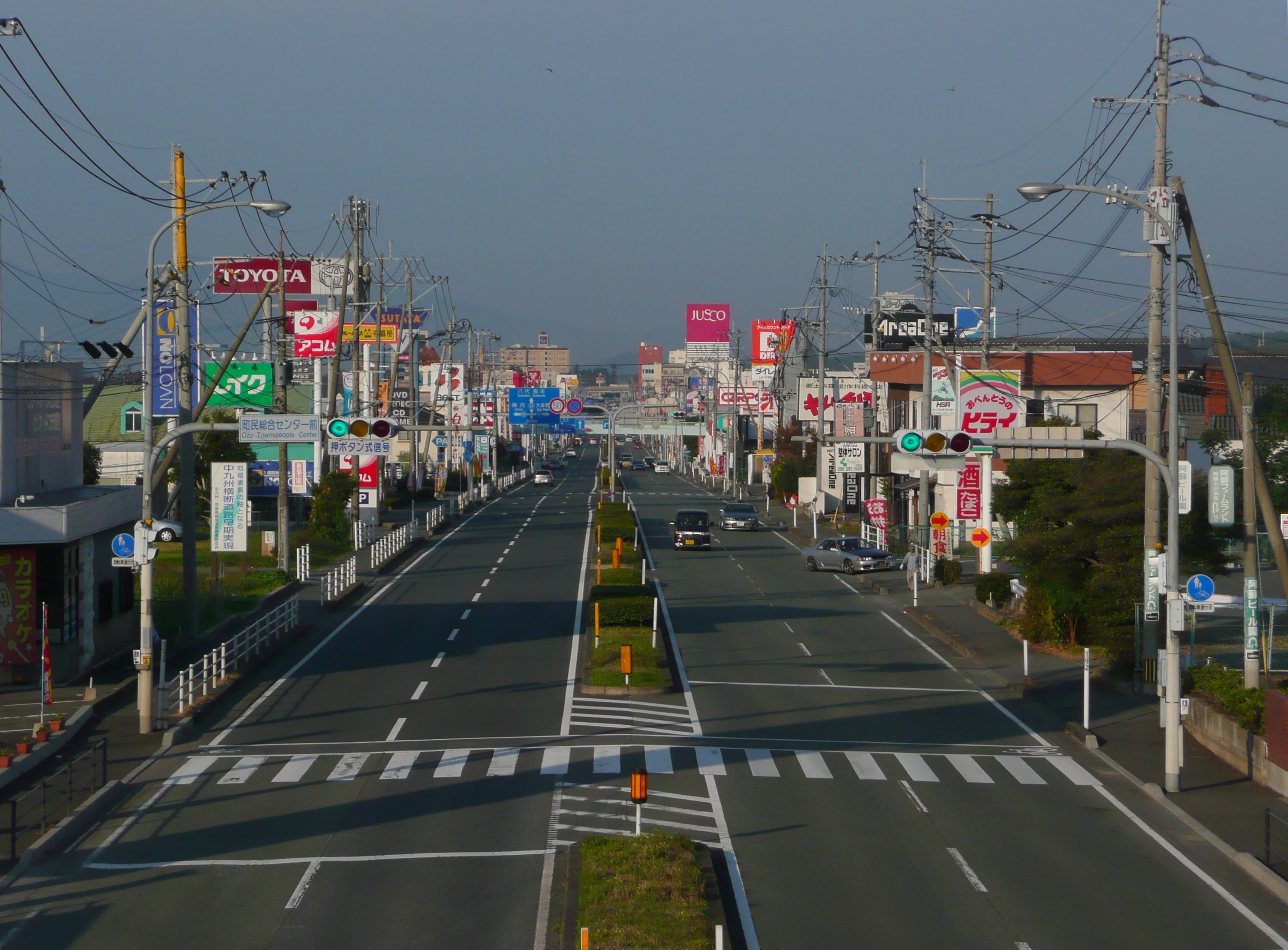 Route57 Ozu 01 Sanjo - Own work, CC BY-SA 3.0, https://commons.wikimedia.org/w/index.php?curid=8446826