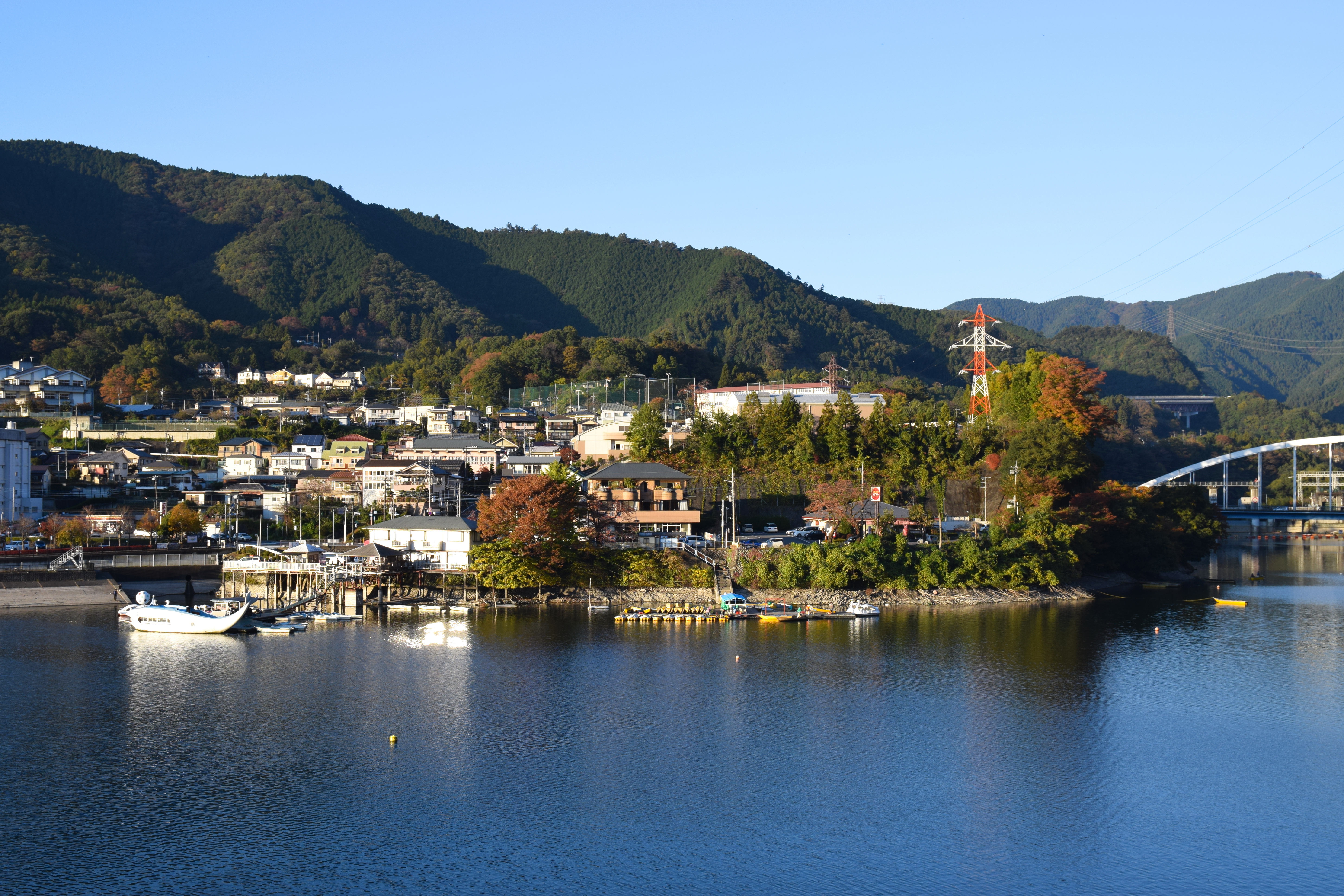 Sagamiko Lake Kanagawa Prefecture November 2016 01 by 雷太 - https://www.flickr.com/photos/128275472@N07/28014522649/, CC BY 2.0, https://commons.wikimedia.org/w/index.php?curid=93833928