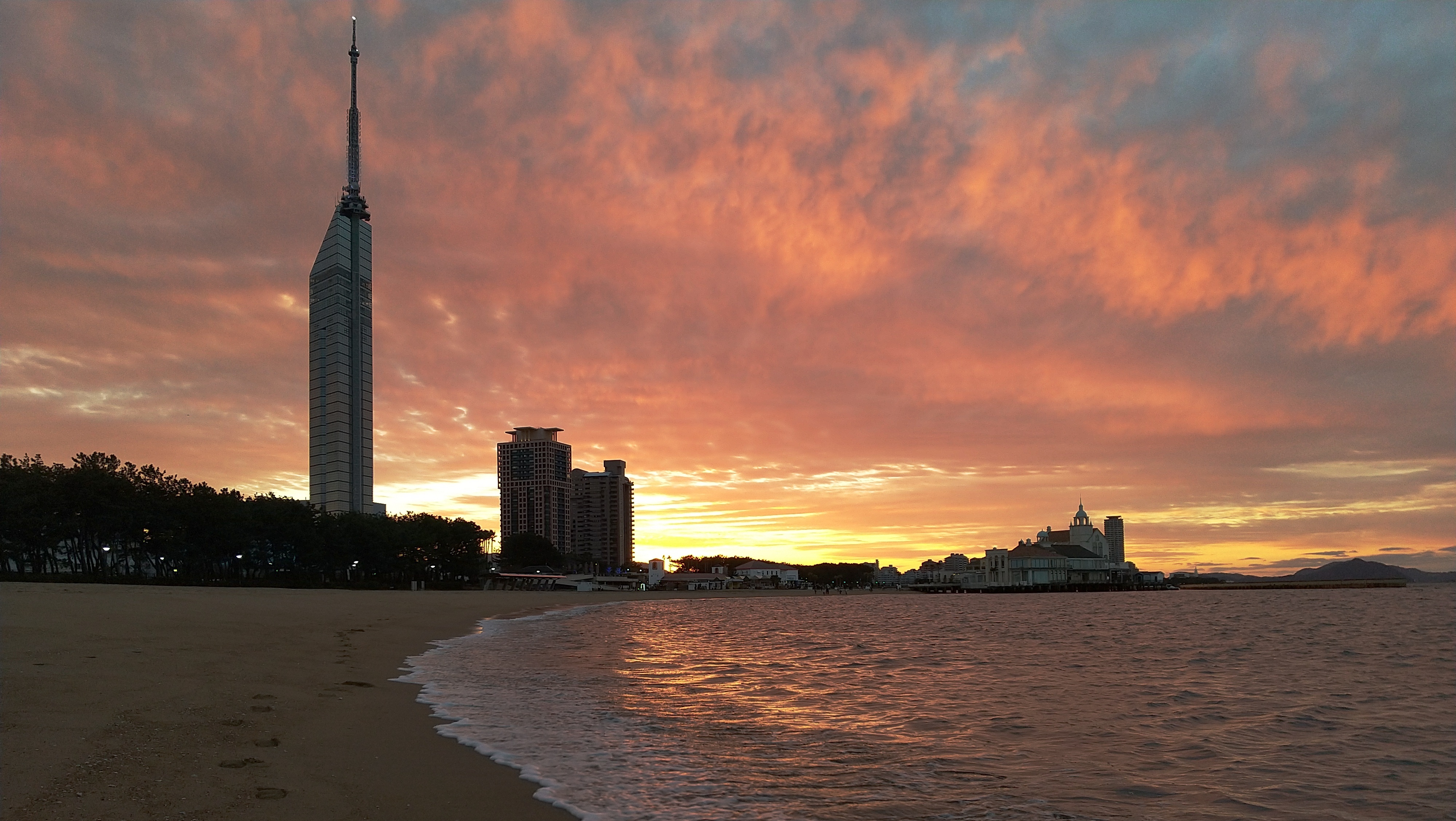 Seaside Momochi Seaside Park Fukuoka Tower and Marizon at sunset Sawara ku Fukuoka by Hirho - Own work, CC BY-SA 4.0, https://commons.wikimedia.org/w/index.php?curid=152021360