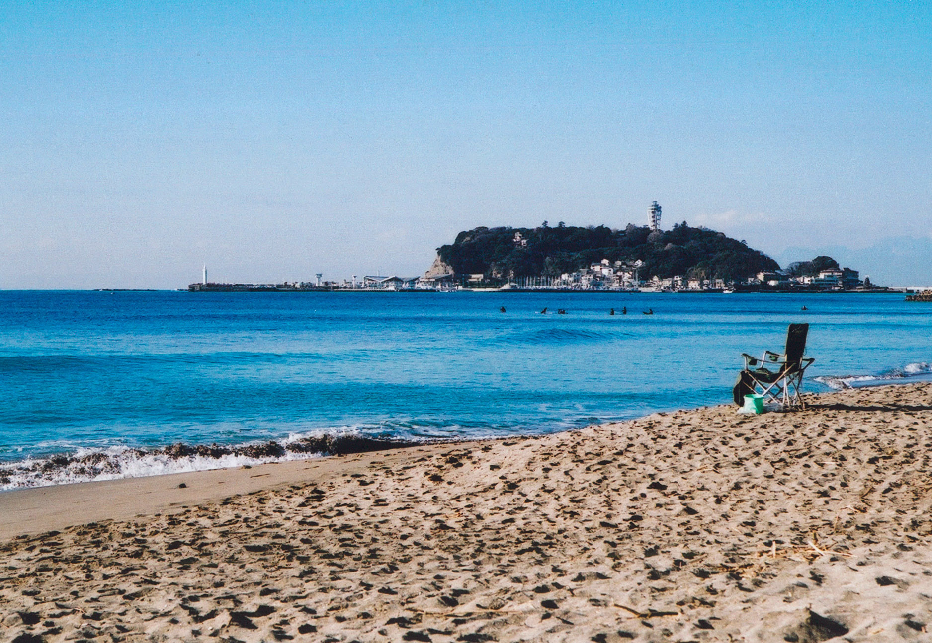 Shonan beach and Enoshima by Kirin7739 - Own work, CC BY 4.0, https://commons.wikimedia.org/w/index.php?curid=147849371