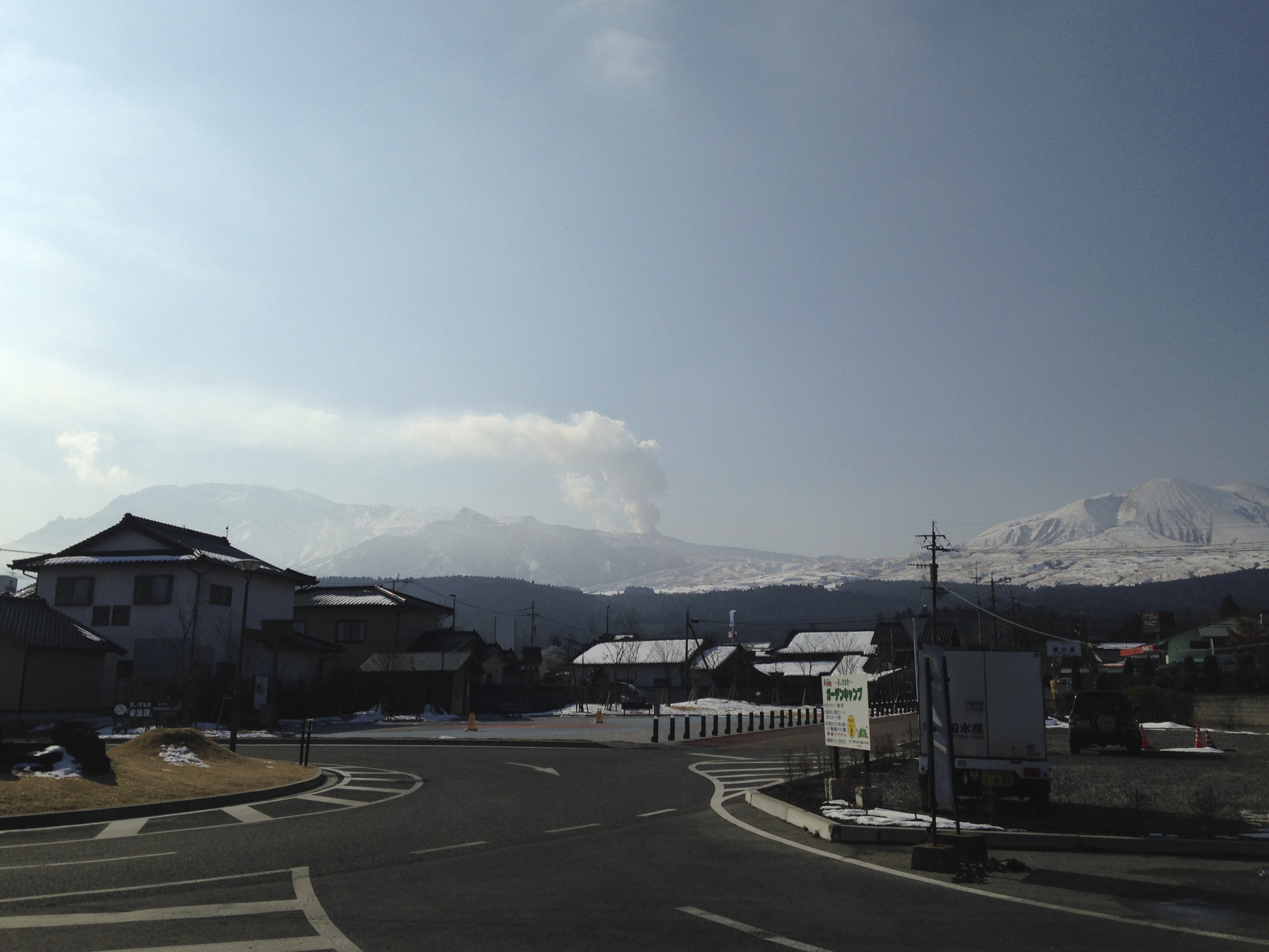 Street View in front of Aso Station with Mount Aso by そらみみ - Own work, CC BY-SA 3.0, https://commons.wikimedia.org/w/index.php?curid=31755533