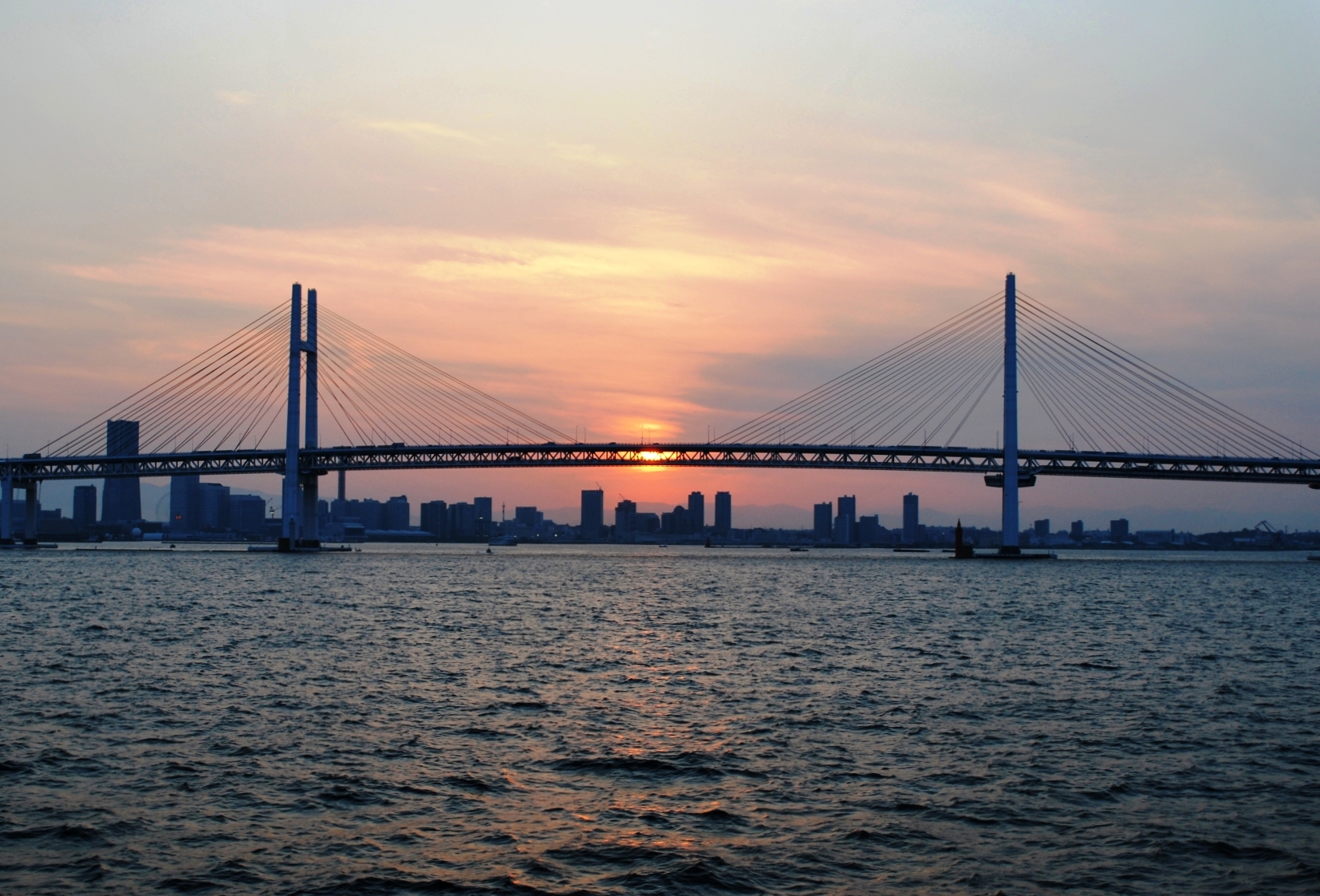 Sunset of Yokohama Bay Bridge by Captain76 - Own work, CC BY-SA 3.0, https://commons.wikimedia.org/w/index.php?curid=7931447