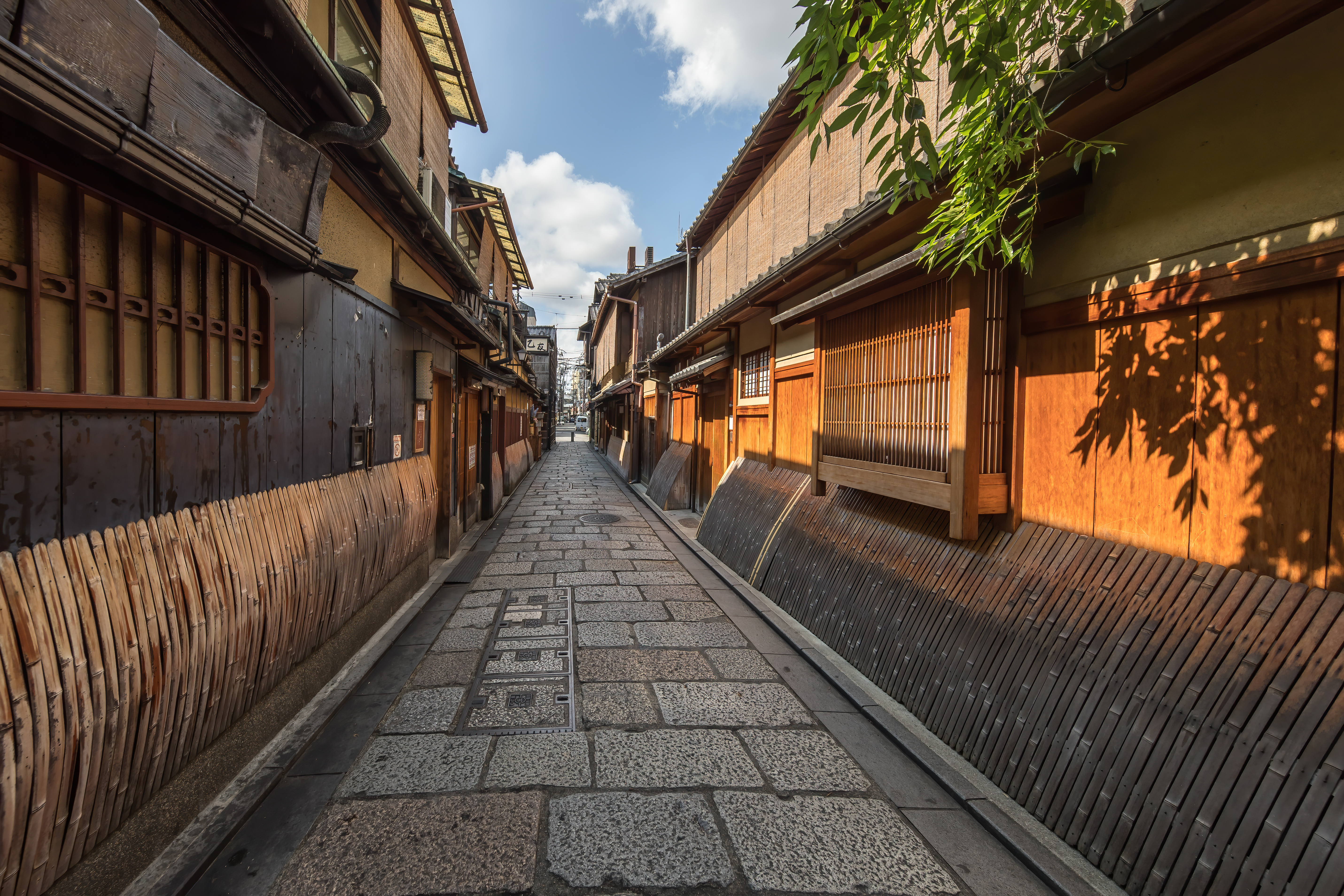 Wooden and bamboo facades of dwellings with sudare in the cobbled and picturesque pedestrian street leading to Gion Tatsumi Bridge, perspective effect with a central vanishing point, Gion, Kiyomotocho, Higashiyama Ward, Kyoto, Japan.
Français : Façades en bois et en bambou d'habitations avec des sudare dans la rue piétonne, pavée et pittoresque du pont Gion Tatsumi, effet de perspective avec un point de fuite central, Gion, Kiyomotocho, Higashiyama Ward, Kyoto, Japon.
