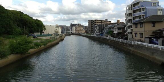 Nagara River upstreem of Kōtoku ji Bridge Meinohama Odo Nishi ku Fukuoka City  by Hirho - Own work, CC BY-SA 4.0, https://commons.wikimedia.org/w/index.php?curid=122200863