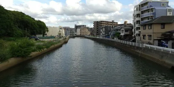Nagara River upstreem of Kōtoku ji Bridge Meinohama Odo Nishi ku Fukuoka City  by Hirho - Own work, CC BY-SA 4.0, https://commons.wikimedia.org/w/index.php?curid=122200863