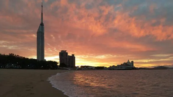 Seaside Momochi Seaside Park Fukuoka Tower and Marizon at sunset Sawara ku Fukuoka by Hirho - Own work, CC BY-SA 4.0, https://commons.wikimedia.org/w/index.php?curid=152021360
