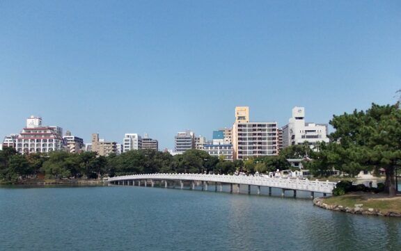 View from Ohori Park ny STA3816 - Own work, CC BY-SA 3.0, https://commons.wikimedia.org/w/index.php?curid=16899217