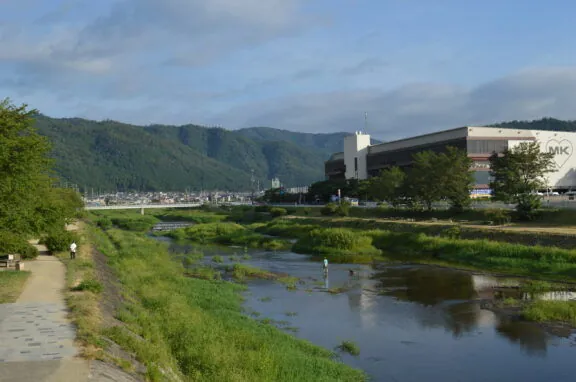 Kyoto Kitayama and Kamogawa River by At by At - Own work, CC BY-SA 3.0, https://commons.wikimedia.org/w/index.php?curid=27871091