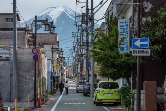 Street towards Fuji in Shimoyoshida 3 in Fujiyoshida Yamanashi Japan 2024 May 3 by Simo Räsänen, CC BY-SA 4.0, https://commons.wikimedia.org/w/index.php?curid=153512901