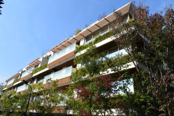Azabu Gardens East part of a luxury apartments complex by Syced - Own work, CC0, https://commons.wikimedia.org/w/index.php?curid=76330212