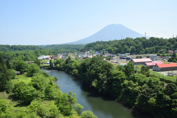 Niseko station by Raita Futo from Tokyo, Japan - Niseko station, CC BY 2.0, https://commons.wikimedia.org/w/index.php?curid=102130165