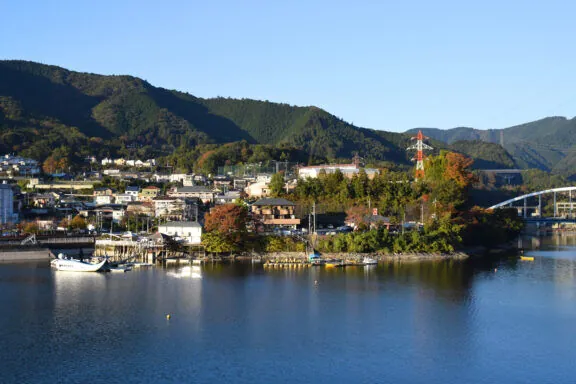 Sagamiko Lake Kanagawa Prefecture November 2016 01 by 雷太 - https://www.flickr.com/photos/128275472@N07/28014522649/, CC BY 2.0, https://commons.wikimedia.org/w/index.php?curid=93833928