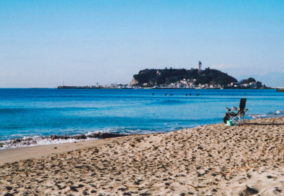 Shonan beach and Enoshima by Kirin7739 - Own work, CC BY 4.0, https://commons.wikimedia.org/w/index.php?curid=147849371