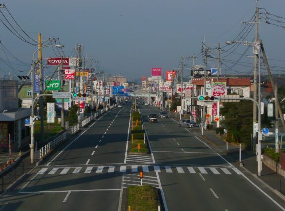 Route57 Ozu 01 Sanjo - Own work, CC BY-SA 3.0, https://commons.wikimedia.org/w/index.php?curid=8446826