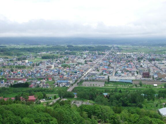 Kutchan town from Asahigaoka by Rockfender, CC BY-SA 3.0, https://commons.wikimedia.org/w/index.php?curid=3496161