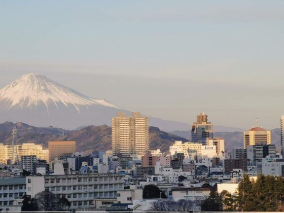 Mt Fuji seen from the direction of Asahata Aoi ku Shizuoka by SHIZUOKACITYperson - Own work, CC BY-SA 4.0, https://commons.wikimedia.org/w/index.php?curid=99596899