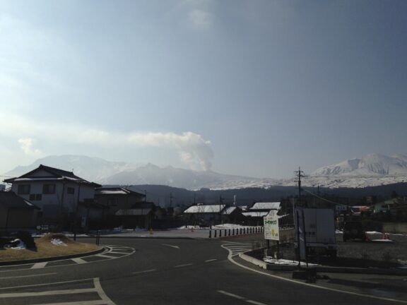 Street View in front of Aso Station with Mount Aso by そらみみ - Own work, CC BY-SA 3.0, https://commons.wikimedia.org/w/index.php?curid=31755533
