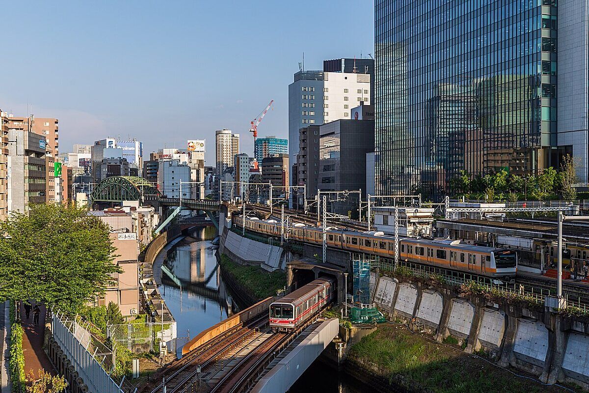 Tokyo Metro 02 series nr. 618 (below) on the Marunouchi Line crosses the Kanda river, while, above, a E233 set of JR East on the Chuo main line just leaves Ochanomizu. If you look closely, you can also spot a E231 set of JR east on the Sobu line, behind the platform.